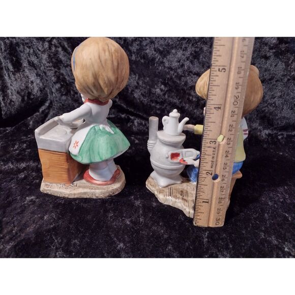 Vintage Lefton? Kitsch Boy Girl Cooking Pot Belly Stove Porcelain MCM Figurines - Picture 4 of 7